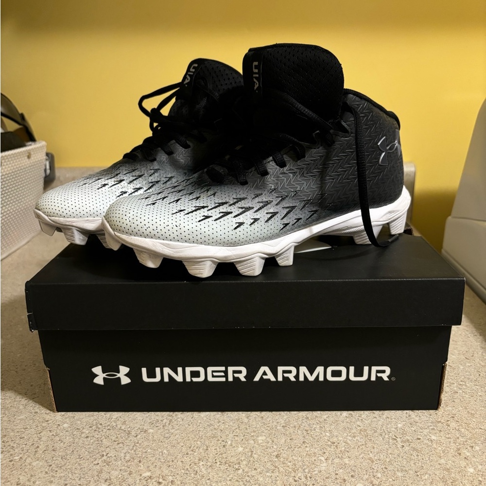 Under Armour Boys' Spotlight Franchise 4 RM Jr. Football Cleats